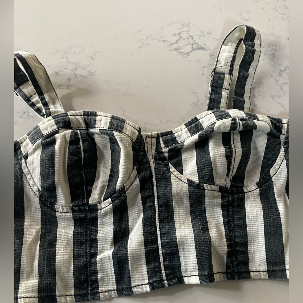 Cropped stripped denim top